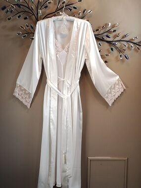 Valerie Stevens Elegant White Lace-Trim Robe & Gown Set